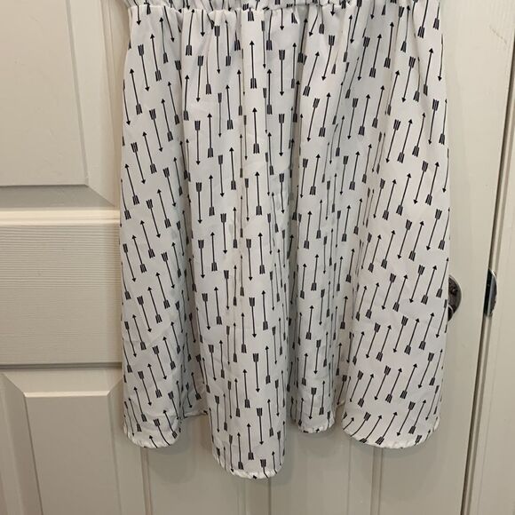 Sweet Rain Size Medium Scoop Neck Short Sleeve White Black Arrows Button Back - Picture 4 of 10